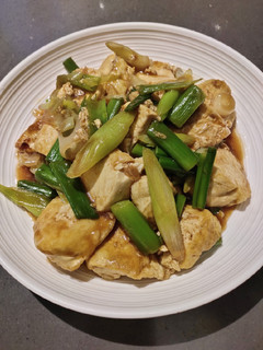 A picture of Tofu with Small Leeks.
