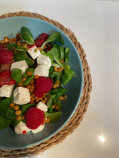 Una foto de Ensalada de lentejas, canónigos, frambuesas y queso feta 🥬🍓🧀