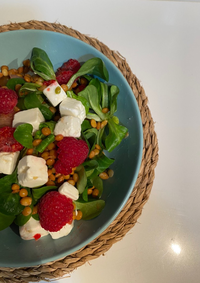 Una foto de Ensalada de lentejas, canónigos, frambuesas y queso feta 🥬🍓🧀