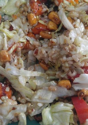 Una foto de Ensalada de arroz yamaní y calabazas asadas