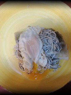 Una foto de Bacalao con gulas y huevo frito
