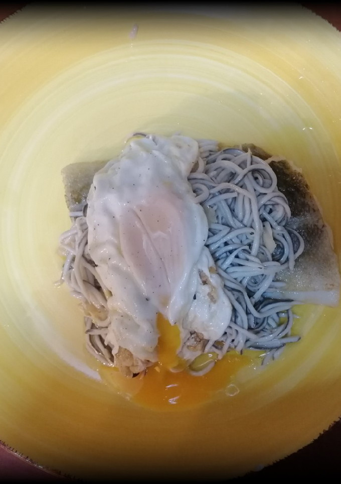 Una foto de Bacalao con gulas y huevo frito