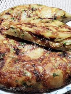 Una foto de Tortilla cuajada de patatas, ajos, perejil y jengibre