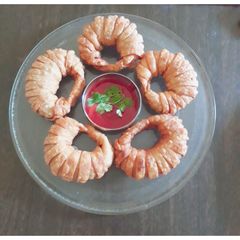 A picture of Fried chicken ring rolls.
