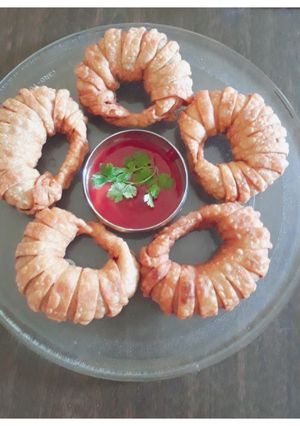 A picture of Fried chicken ring rolls.