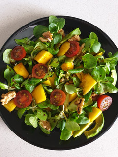 Una foto de Ensalada con mango y nueces