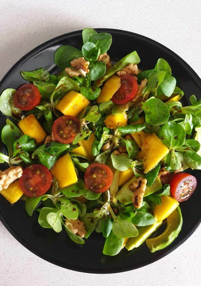 Una foto de Ensalada con mango y nueces
