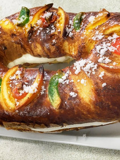 Una foto de Roscón de Reyes con nata