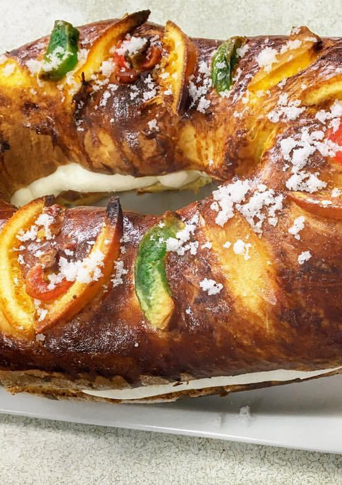 Una foto de Roscón de Reyes con nata