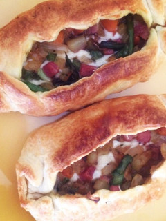 Una foto de Hojaldres rellenos