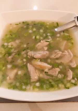 A picture of Spring onion chicken soup.