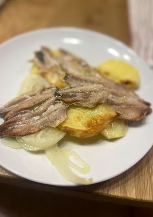 Una foto de Boquerones al horno con patatas y cebolla