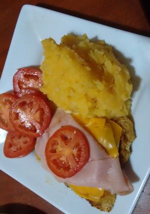 Una foto de Milanesa napolitana cheddar