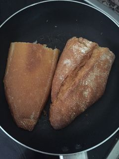Una foto de Pan con mantequilla frito en sartén