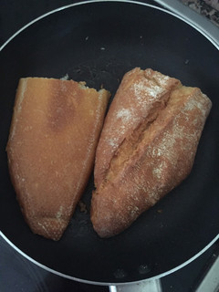 Foto principal de Pan con mantequilla frito en sartén