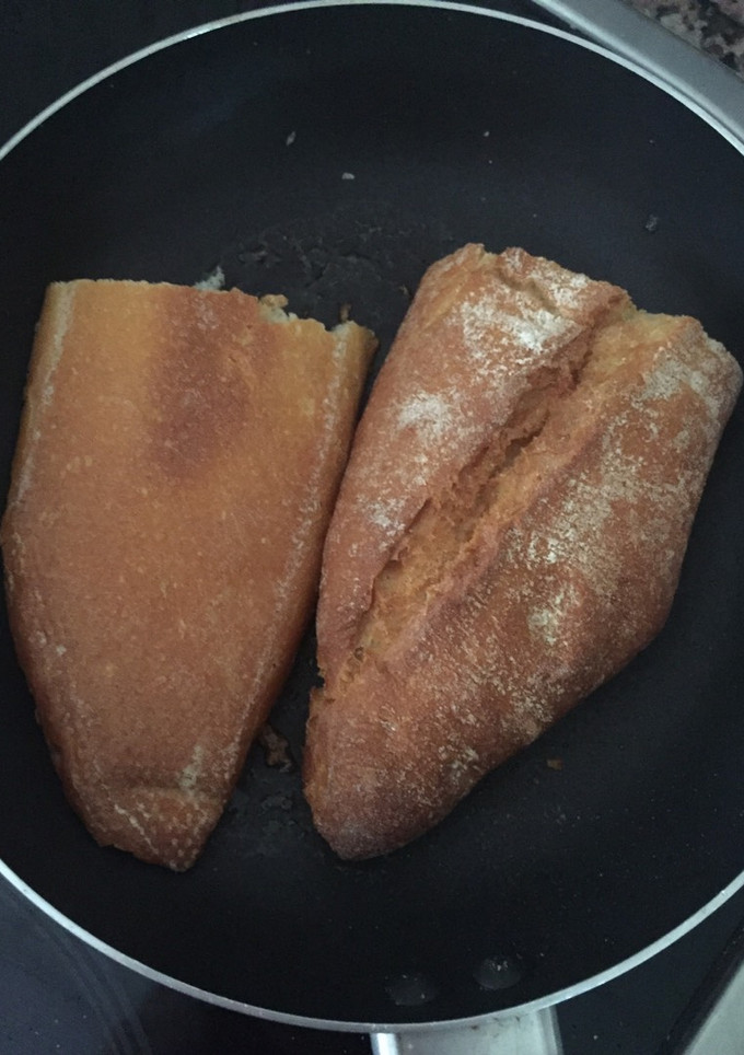 Una foto de Pan con mantequilla frito en sartén