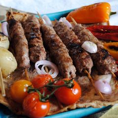 A picture of Persian  kebab kubideh with  rice (Chelow kebab).