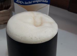 Una foto de Café espumoso con leche