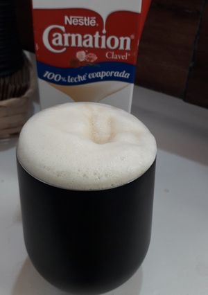 Una foto de Café espumoso con leche