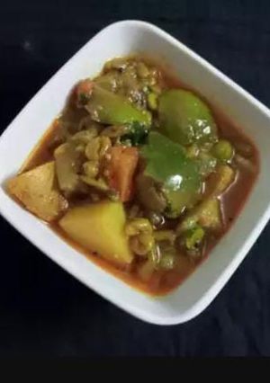 તુવેર રીંગણા બટાકાનું શાક (Tuver Ringan Bataka Shak Recipe In Gujarati) રેસીપી મુખ્ય ફોટો
