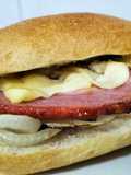 Panecillo de lomo adobado con cebolla y queso en airfryer