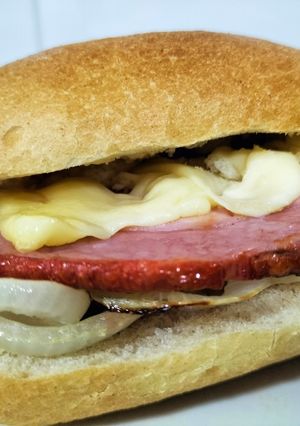 Una foto de Panecillo de lomo adobado con cebolla y queso en airfryer
