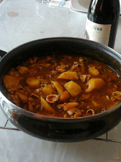 Una foto de Patatas con gambas, calamares y almejas