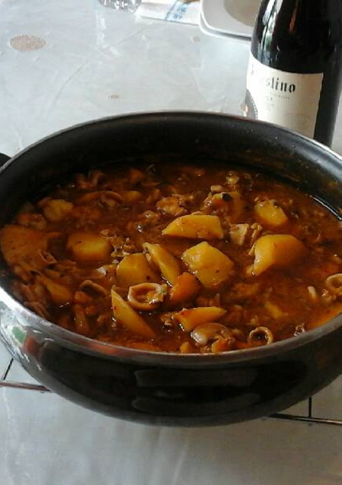 Una foto de Patatas con gambas, calamares y almejas