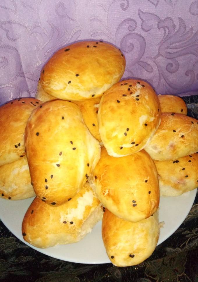 Пиріжки з ковбасою