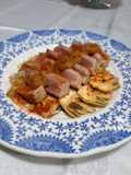 Filetto di tonno su carpaccio di carciofi e bottarga