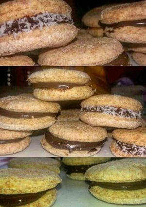 Una foto de Alfajores integrales rellenos con manjar y cacao sin azúcares