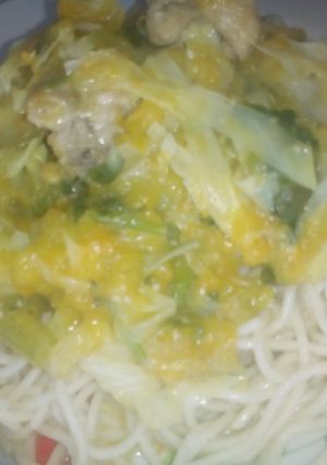 Una foto de Pasta con pollo al repollo