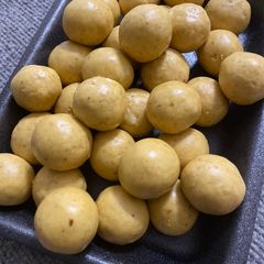 A picture of Besan Ladoo.