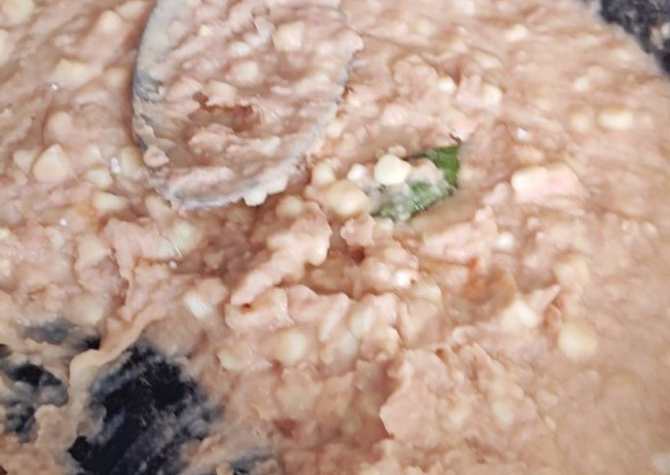 Frijoles refritos con granos de elote