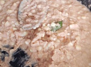 Una foto de Frijoles refritos con granos de elote