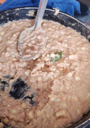 Una foto de Frijoles refritos con granos de elote