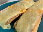 Une photo de fromage à raclette au four