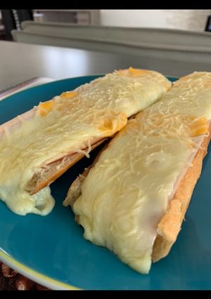 Une photo de Baguette Gratinée au four 😋