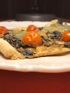 Una foto de Hojaldre de acelgas, cebolla 🧅, queso 🧀 y 🍅 cherry