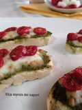 Bruschette al pesto, pomodorini e mozzarella 🍅