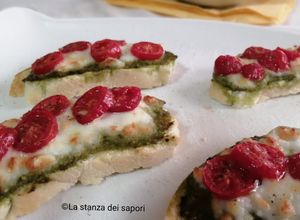 Foto di Bruschette al pesto, pomodorini e mozzarella 🍅