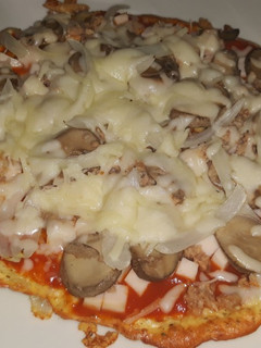 Una foto de Pizza fitness con base de pollo
