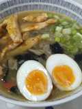 Ramen de miso, pollo crujiente y shiitake