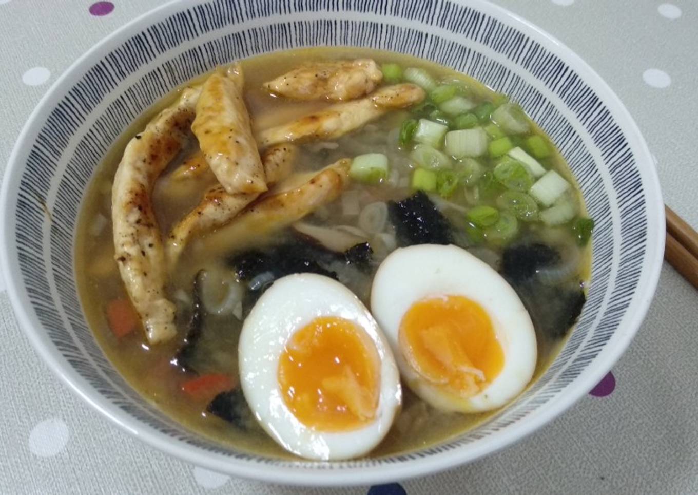 Ramen de miso, pollo crujiente y shiitake