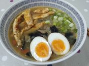 Una foto de ramen pollo