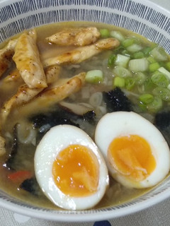 Una foto de Ramen de miso, pollo crujiente y shiitake