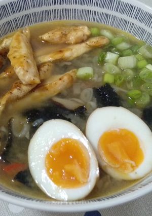 Una foto de Ramen de miso, pollo crujiente y shiitake