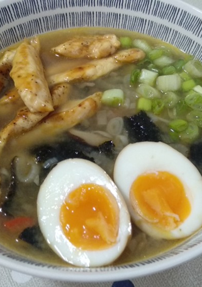 Una foto de Ramen de miso, pollo crujiente y shiitake