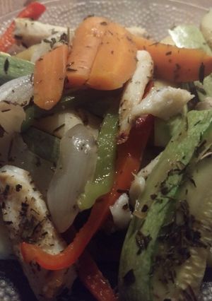 Una foto de Bastones de pecado y verduras a las finas hierbas