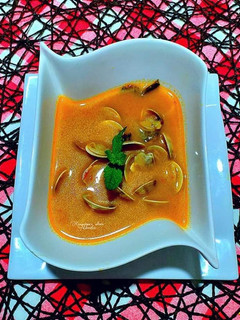 Una foto de Sopa de almejas chirlas con toque de hierbabuena